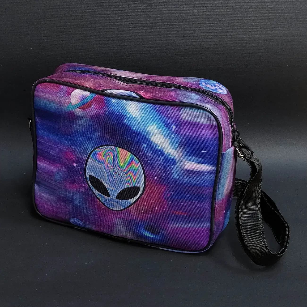کیف دوشی چاپی برزنت Alien Galaxy | طرح آدم فضایی کهکشانی با استایل فانتزی و علمی تخیلی