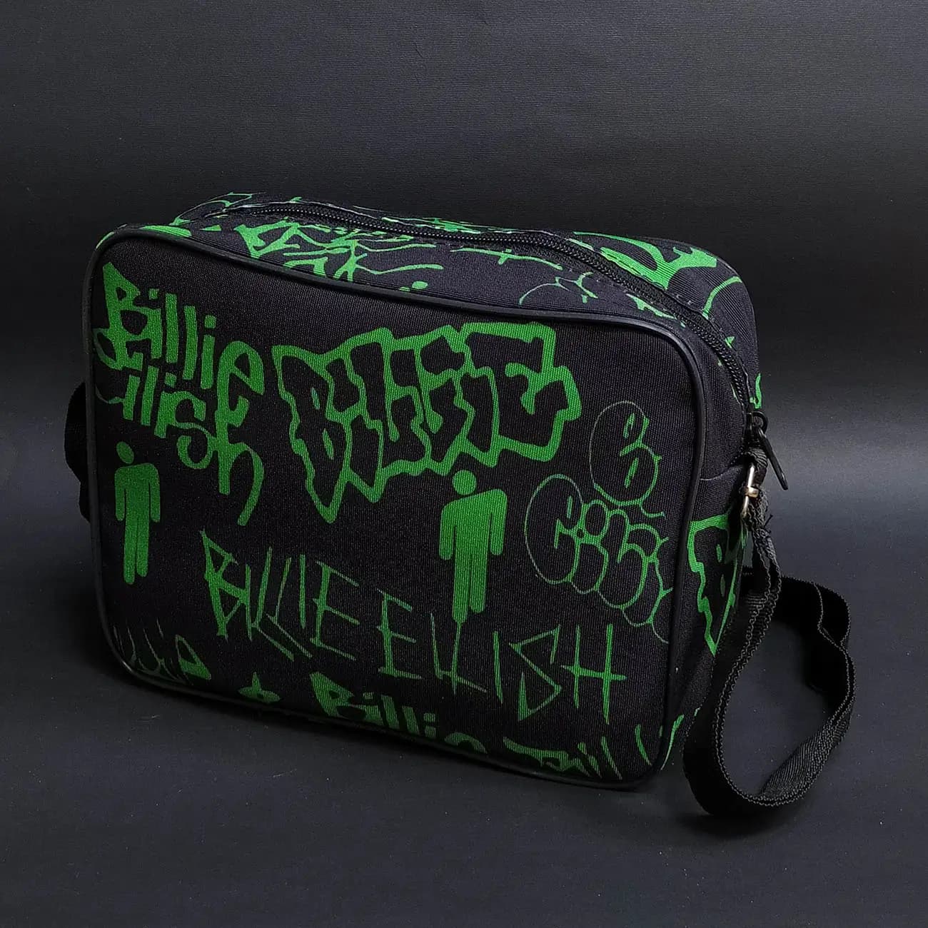 کیف دوشی چاپی برزنت Billie Eilish Graffiti | طرح گرافیتی بیلی آیلیش مشکی سبز با استایل خیابانی و مدرن