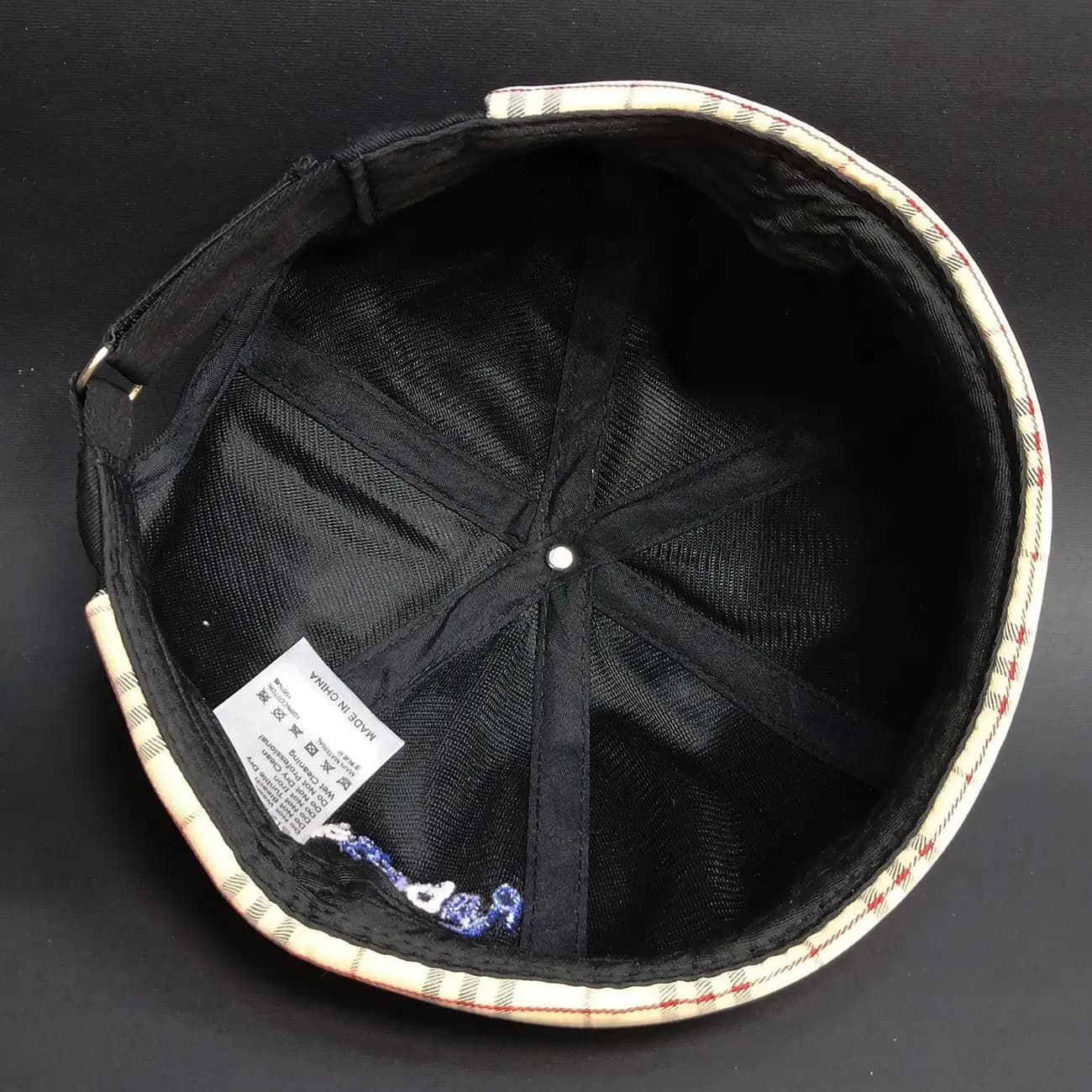کلاه لئونی دو رنگ BURBERRY | کلاه فلت کپ کلاسیک با لبه بِربِری و استایل لوکس ماندگار دنیای مد — تصویر ۳