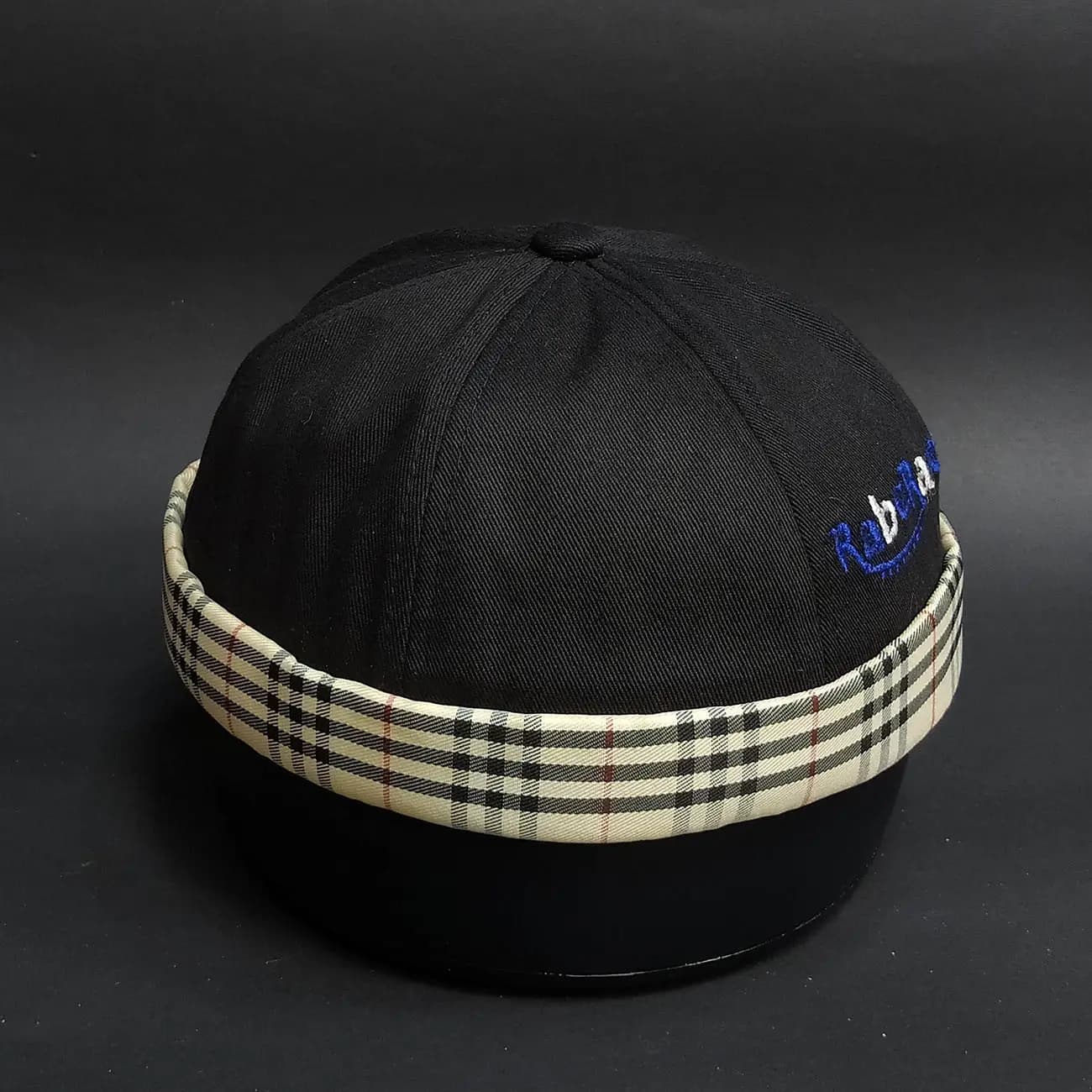 کلاه لئونی دو رنگ BURBERRY | کلاه فلت کپ کلاسیک با لبه بِربِری و استایل لوکس ماندگار دنیای مد — تصویر ۴