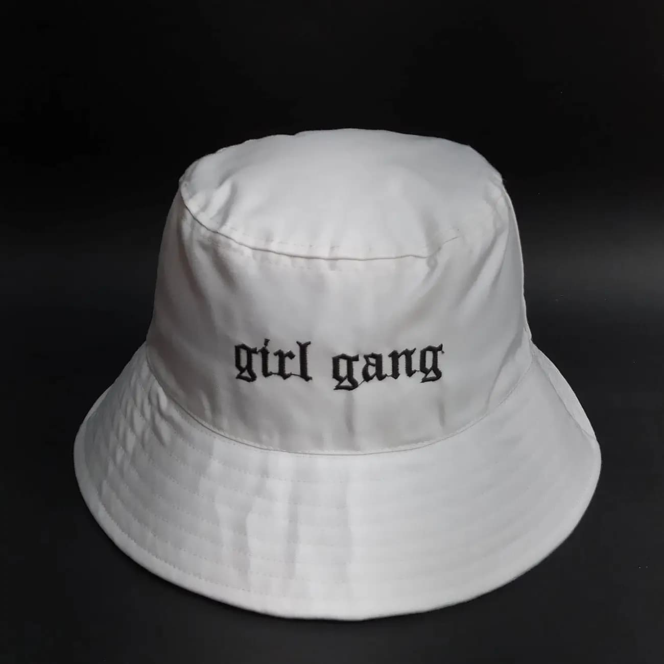 کلاه توریستی کتان Girl Gang | کلاه طبیعت‌گردی و آفتابی با طراحی دخترانه