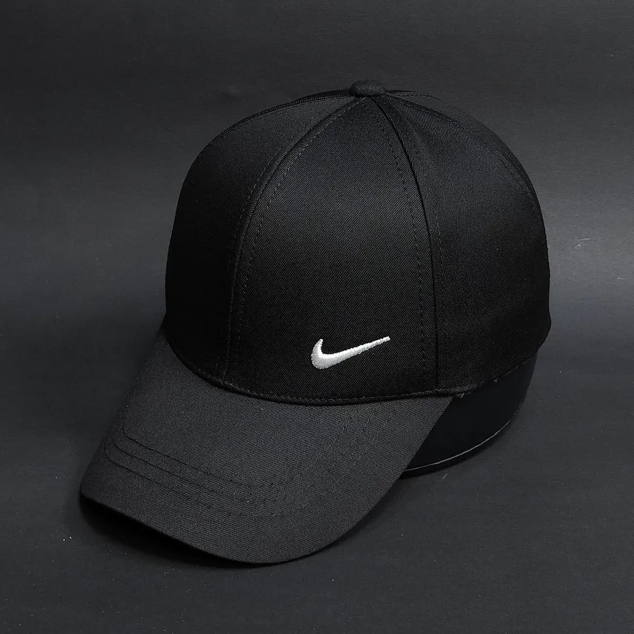 کلاه بیسبالی کتان مارک بغل NIKE | کلاه کپ اسپرت و لوگوی مینیمال با استایل خیابانی مدرن — تصویر ۴