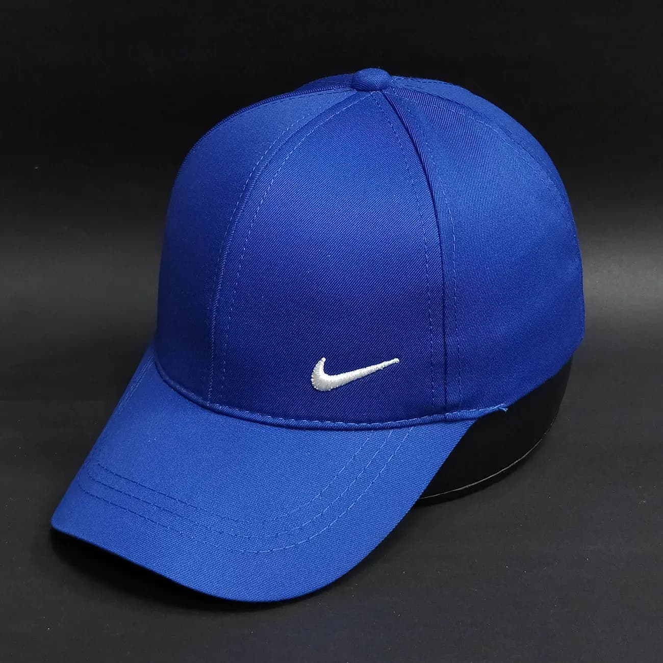کلاه بیسبالی کتان مارک بغل NIKE | کلاه کپ اسپرت و لوگوی مینیمال با استایل خیابانی مدرن — تصویر ۷