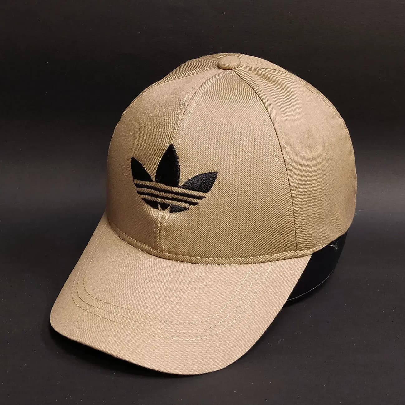 کلاه بیسبالی کتان آدیداس | کلاه کپ اسپرت با لوگوی سه‌برگ Adidas — تصویر ۴