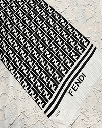 شال نخی برند فندی زمینه سفید با FENDI مشکی کد SD180 — تصویر ۲