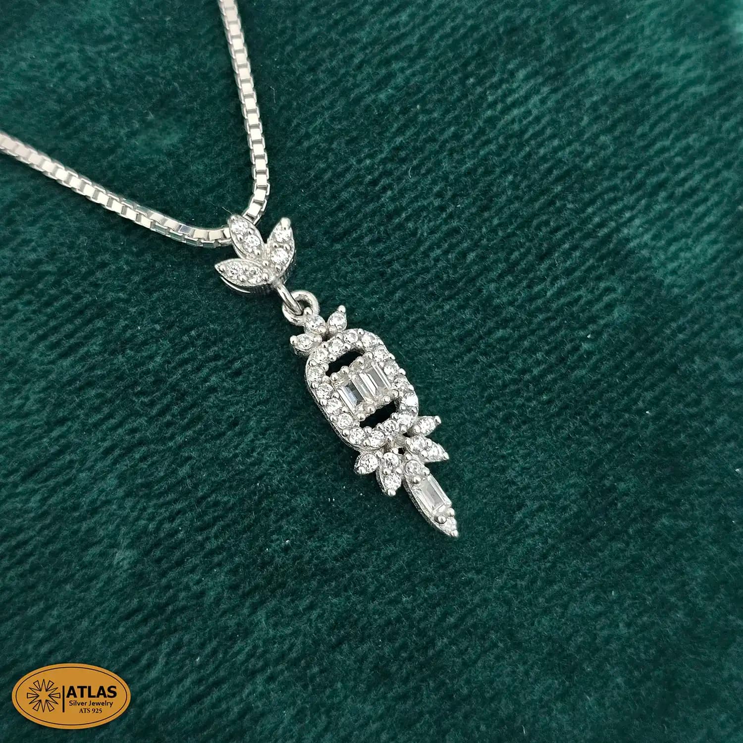 نیم ست نقره جواهری زنانه با نگین های برلیان و باگت 5.3 گرمی نقره اصل 925 — تصویر ۲