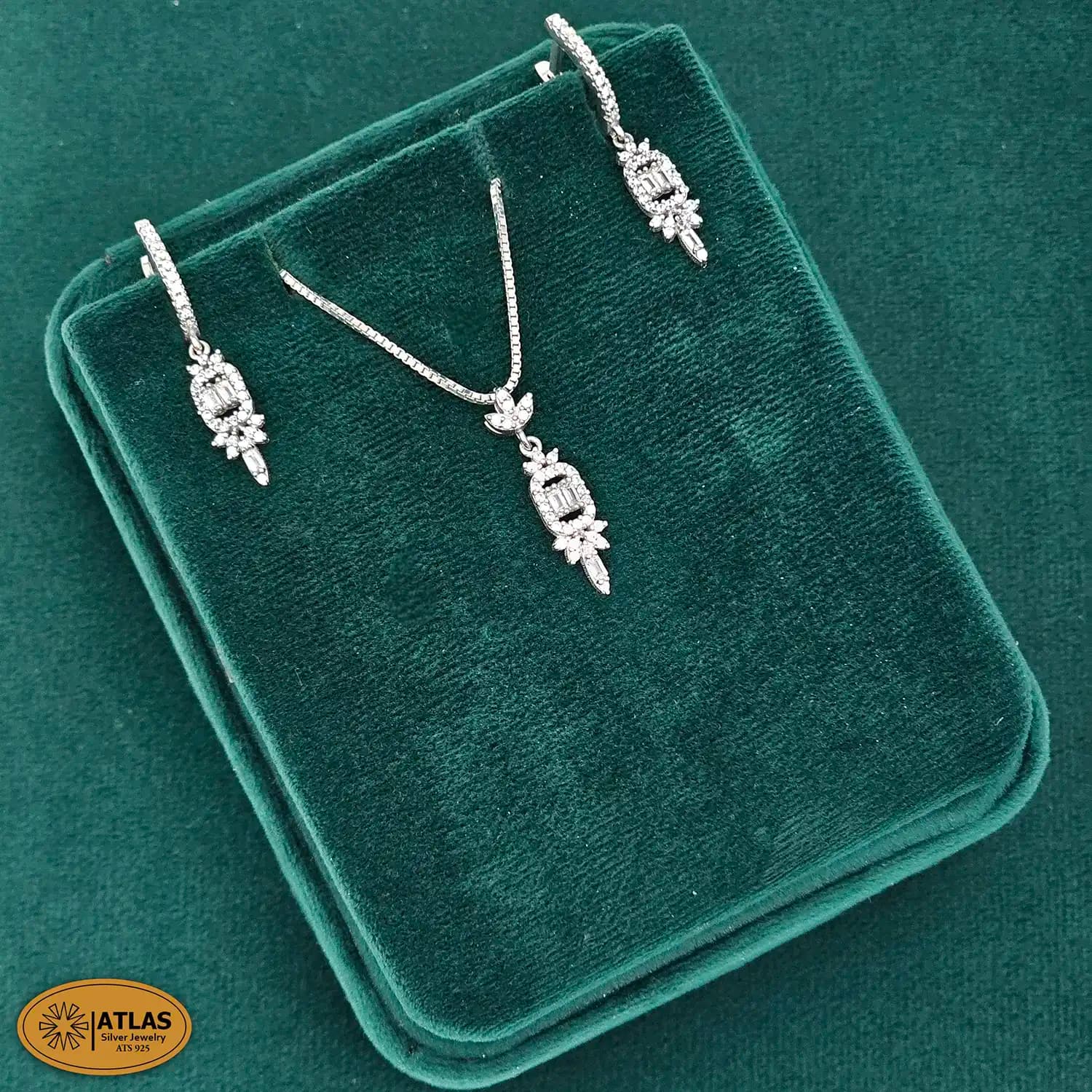 نیم ست نقره جواهری زنانه با نگین های برلیان و باگت 5.3 گرمی نقره اصل 925