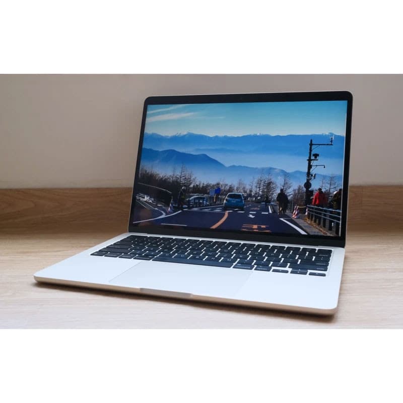 لپتاپ 13.6 اینچی اپل مدل MDH84 با تراشه M5، رم 16 گیگابایت و حافظه SSD با ظرفیت 1 ترابایت، نمایشگر Liquid Retina با رزولوشن 2560×1664، وبکم 12 مگاپیکسلی Center Stage، شارژدهی تا 18 ساعت — تصویر ۱۱