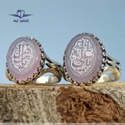 انگشتر نقره ست مردانه و زنانه عیار 925 با نگین عقیق سوسنی معدنی همراه با حکاکی دست منقش به یا علی و یا زهرا — تصویر ۲