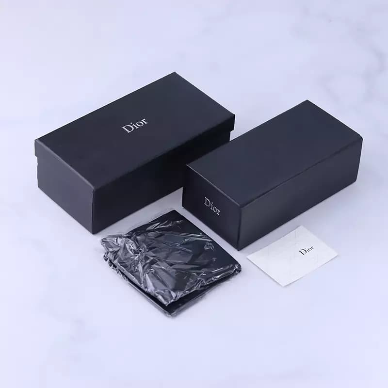 عینک آفتابی دیور زنانه فریم مشکی عدسی قهوه ای 8016/1 — تصویر ۵