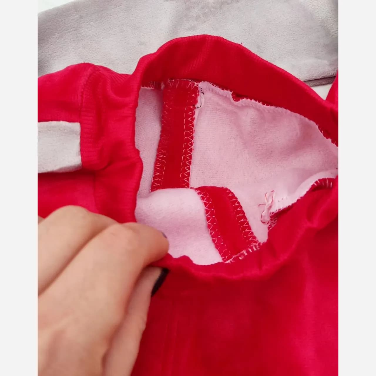 ست بلوز و شلوار مخمل بچگانه طرح زنبوری تو کرک و گرم وارداتی — تصویر ۴