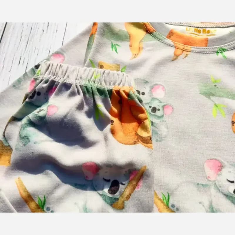 ست بلوز و شلوار راحتی بچگانه طرح کوالا جنس نخ و پنبه مناسب 3 تا 8 سال — تصویر ۱۱