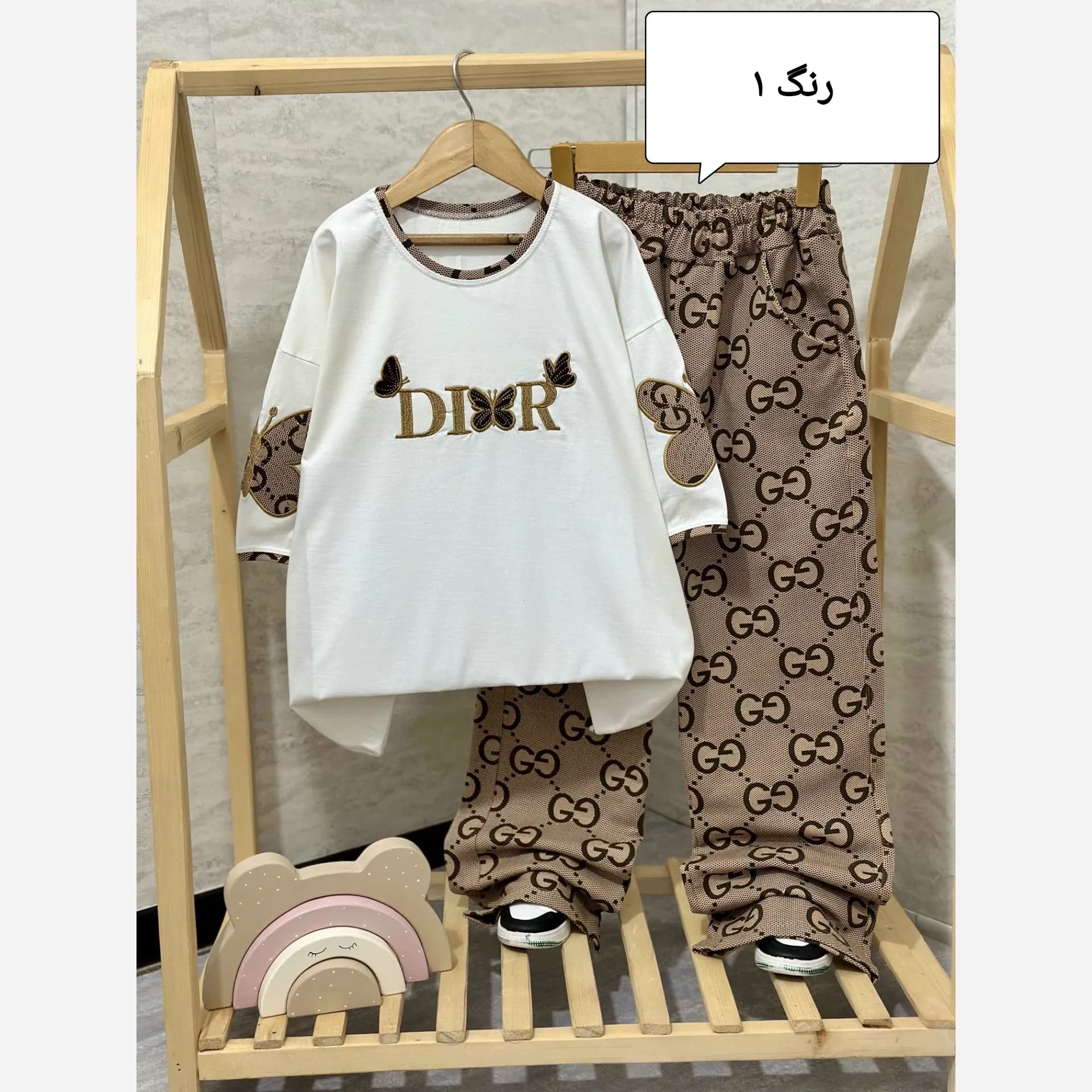 ست تیشرت و شلوار دخترانه طرح Dior مناسب نوجوان 8 تا 18 سال — تصویر ۳