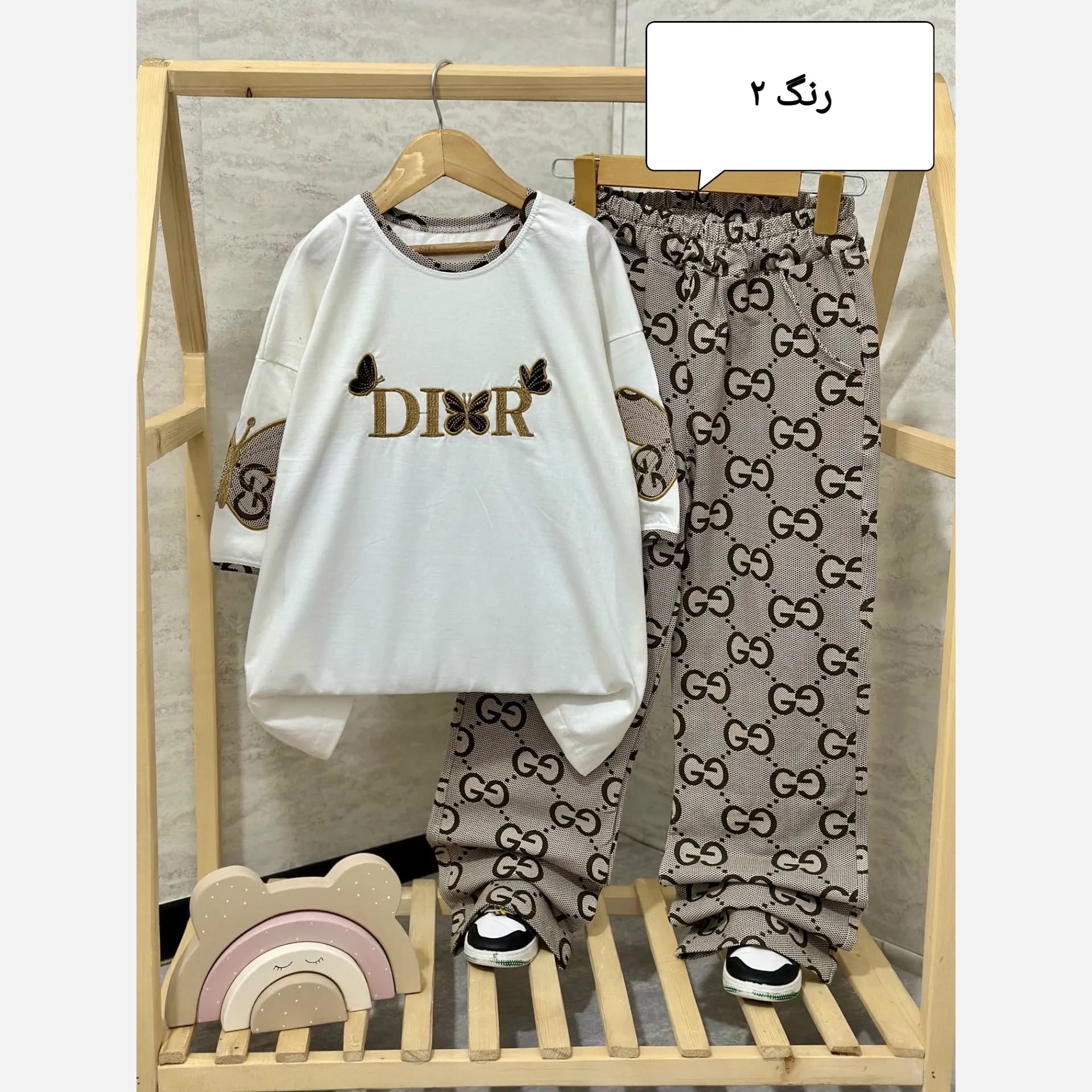 ست تیشرت و شلوار دخترانه طرح Dior مناسب نوجوان 8 تا 18 سال — تصویر ۴