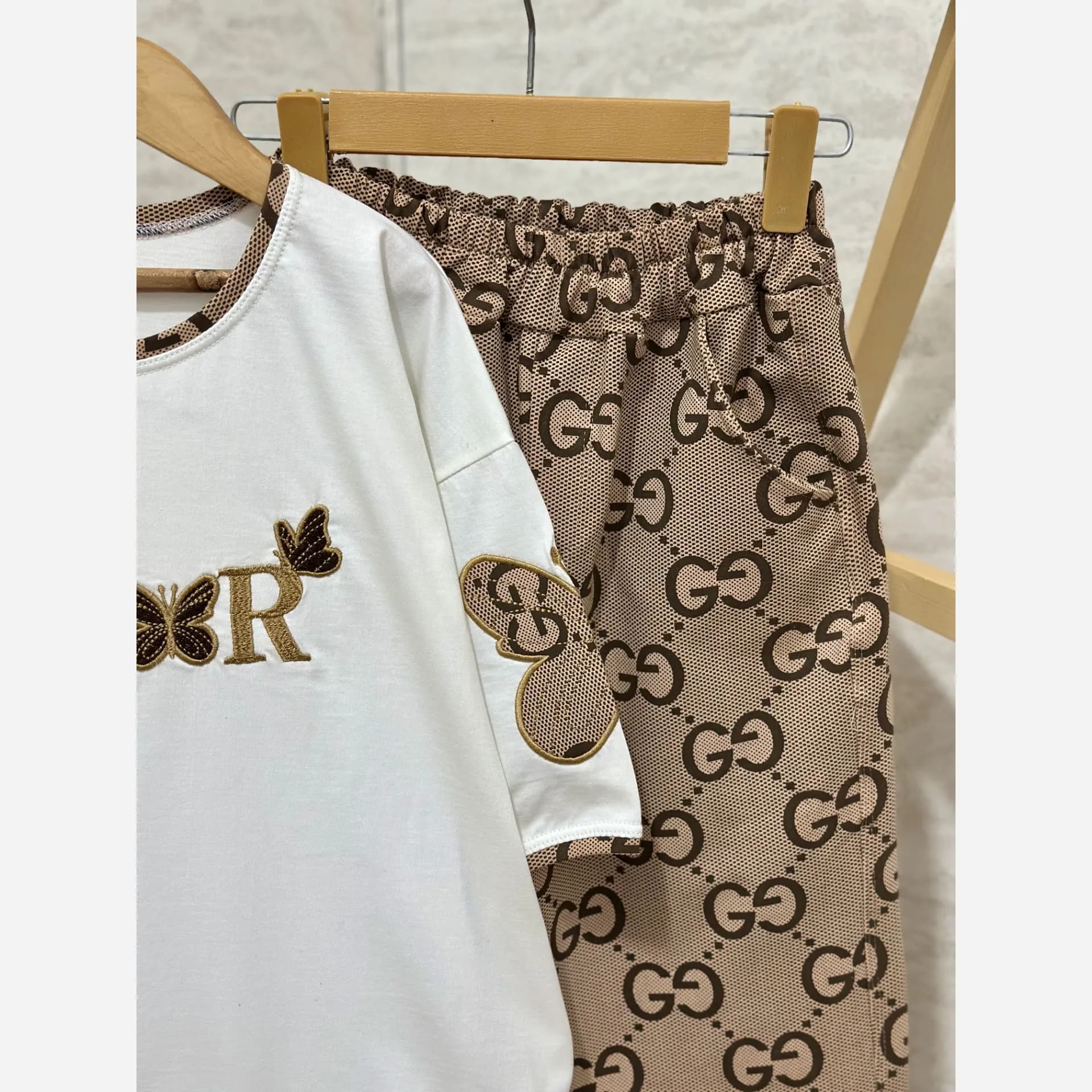 ست تیشرت و شلوار دخترانه طرح Dior مناسب نوجوان 8 تا 18 سال — تصویر ۶