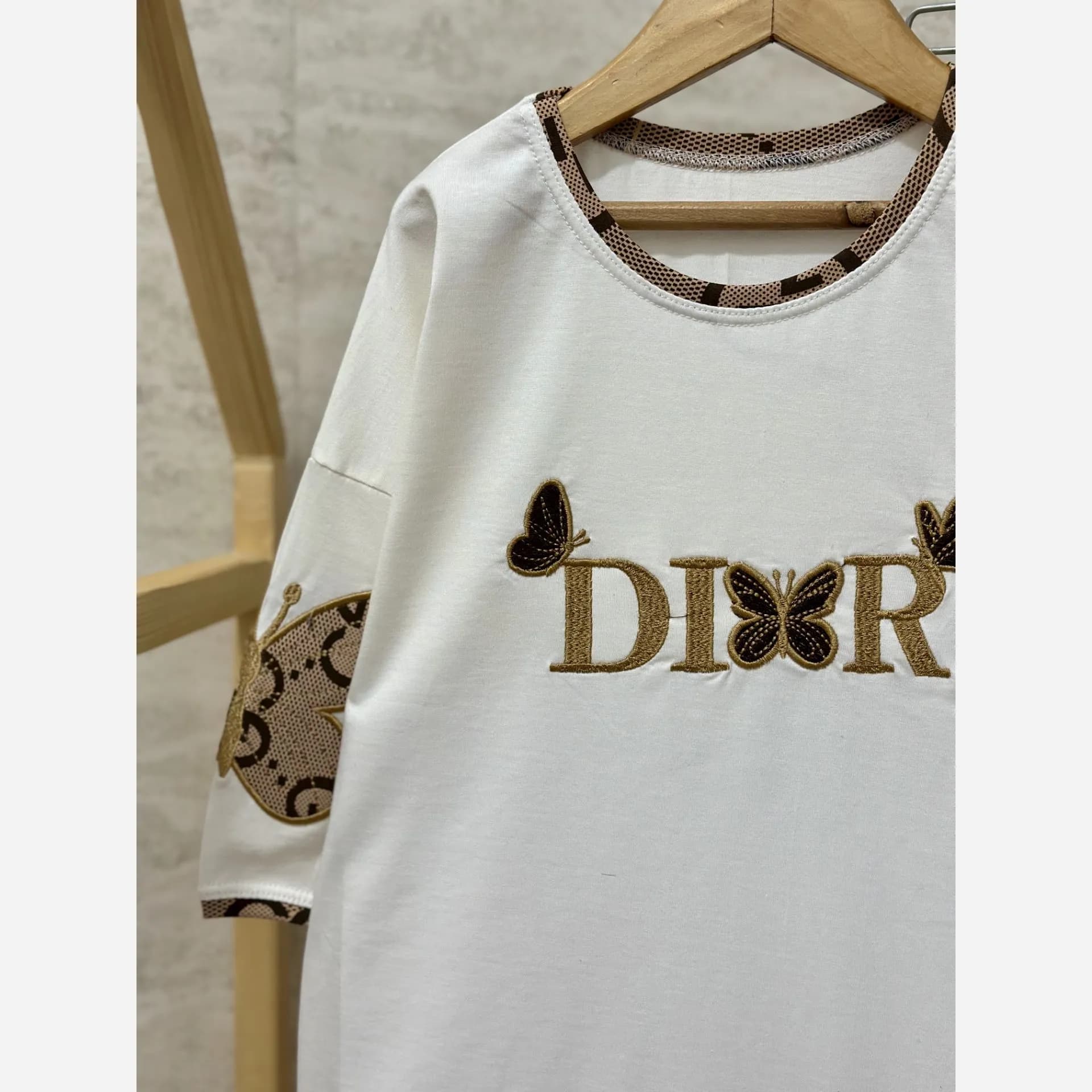 ست تیشرت و شلوار دخترانه طرح Dior مناسب نوجوان 8 تا 18 سال — تصویر ۷