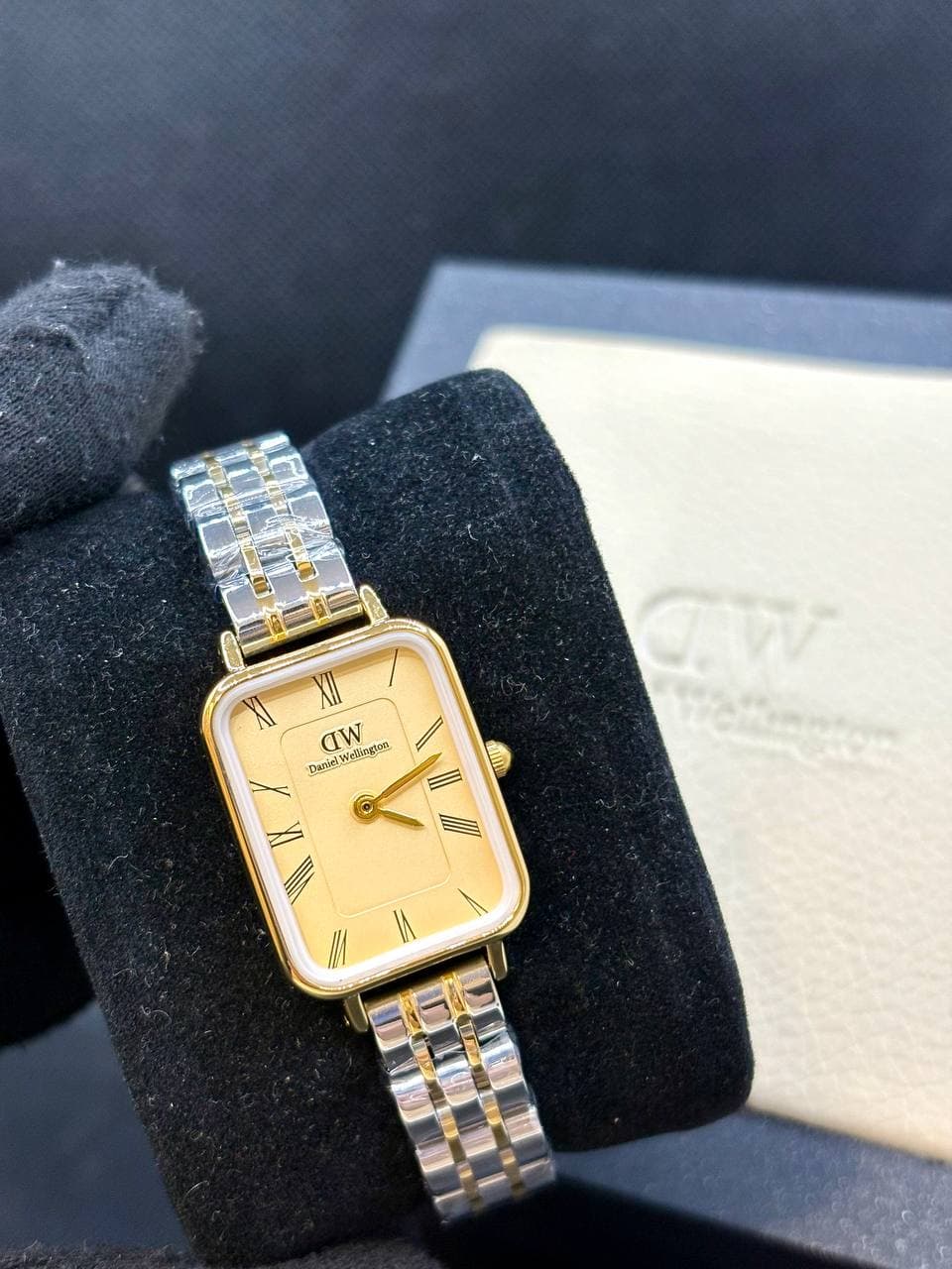 ساعت زنانه DW موتور ژاپن صفحه مستطیلی کیفیت عالی رنگ ثابت کد 1923290 — تصویر ۳