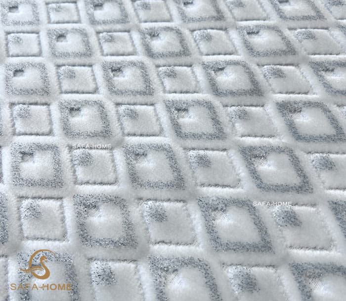 سجاده kadifeteks مدل قالیچه گل برجسته شاین طوسی روشن — تصویر ۳
