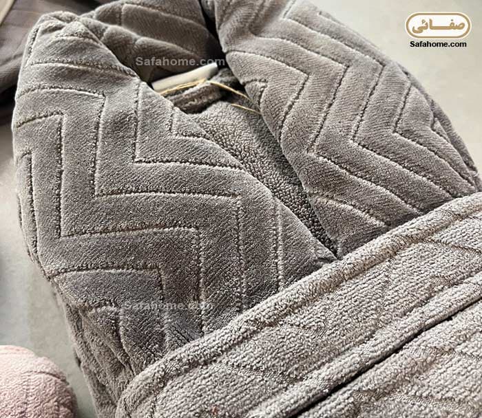 سرویس حوله عروس و داماد مدل کاپرین طوسی و کالباسی — تصویر ۴