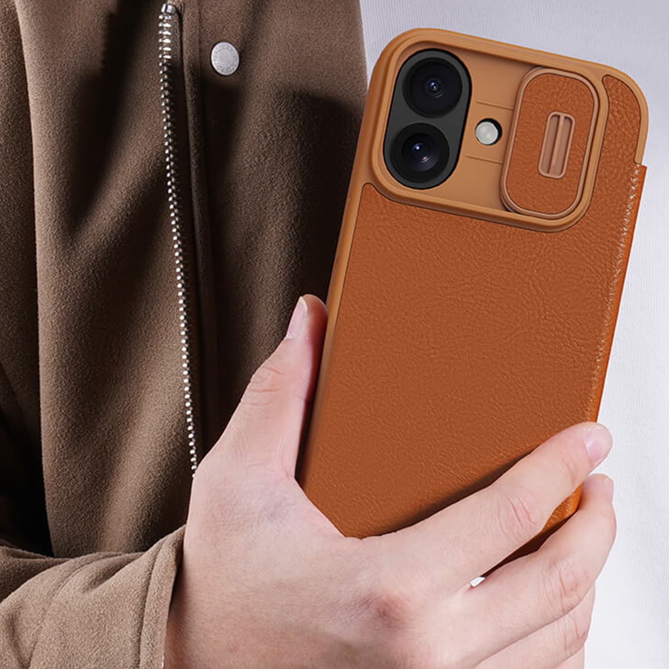 قاب چرمی کلاسوری آیفون 17 نیلکین Nillkin Qin Pro Leather — تصویر ۲
