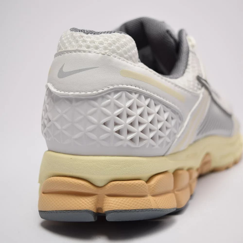کتونی Nike مدل Zoom Vomero 5 – FJ2028-101 — تصویر ۸
