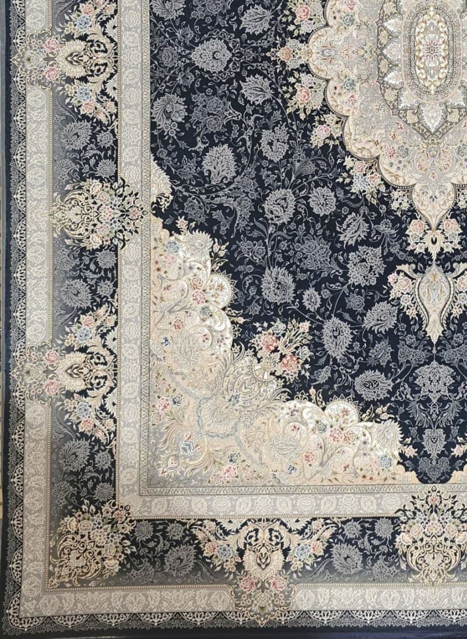 فرش ۱۵۰۰ شانه نقشه پاییزان زمینه سرمه ای — تصویر ۲