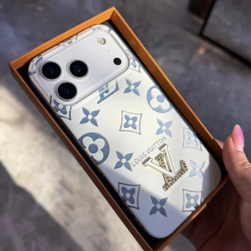 قاب LV hologram (آیفون) — تصویر ۲