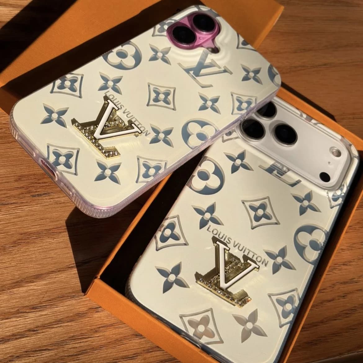 قاب LV hologram (آیفون) — تصویر ۳