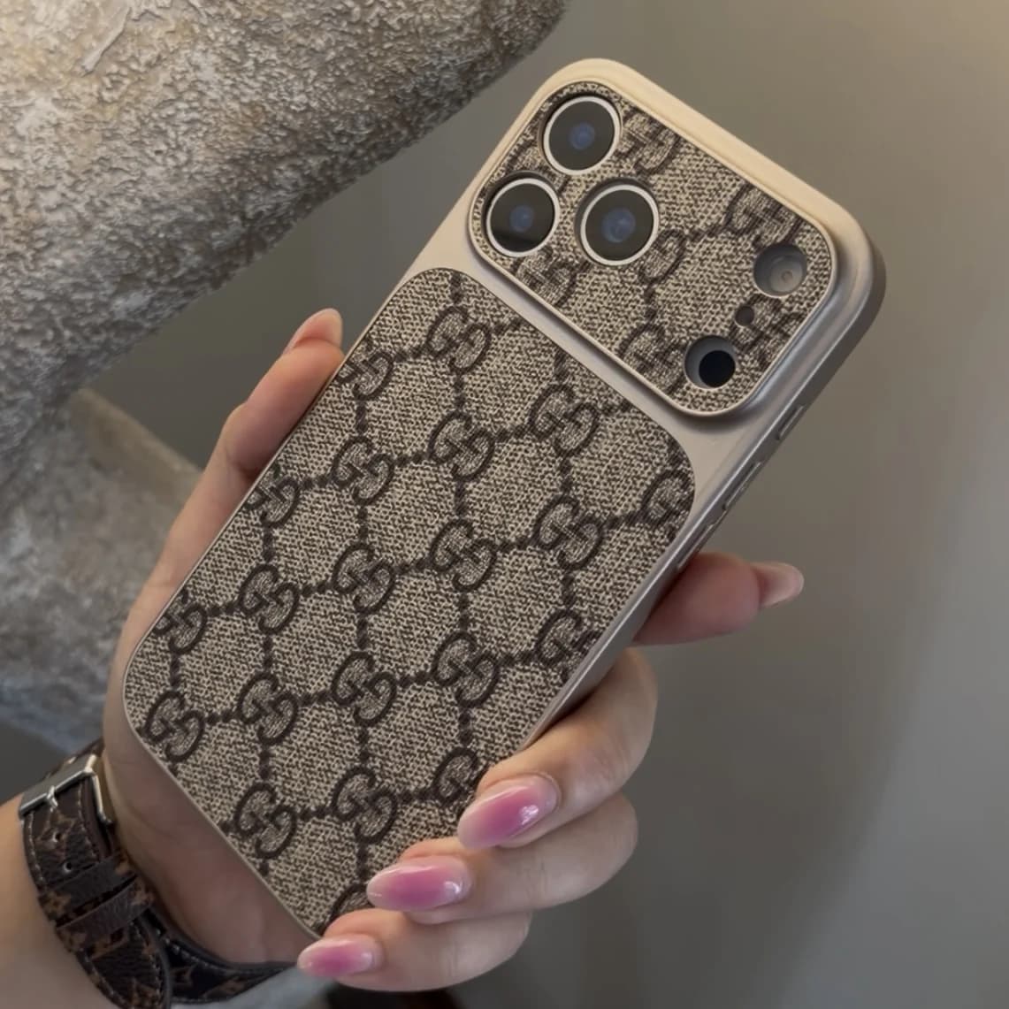 قاب gucci magnetic (آیفون)