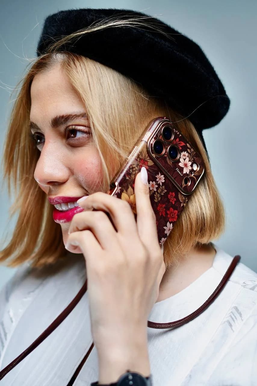 قاب موبایل آیفون فلاور آیلیش قهوه ای به همراه دو عدد بند کوتاه و بلند — تصویر ۳
