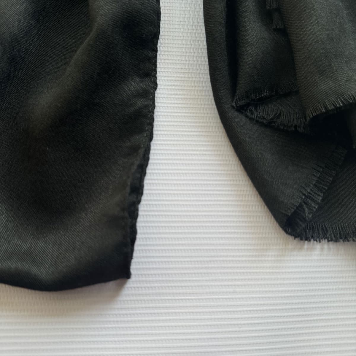 شال مشکی ساده لب ترک کد 828 — تصویر ۲