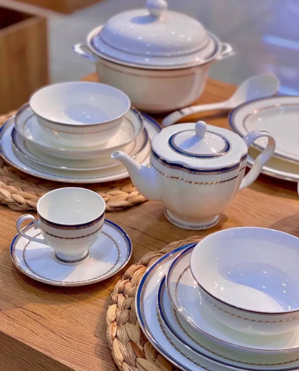 سرویس ۴۴ پارچه غذا خوری شیک FINE BON CHINA KIT
