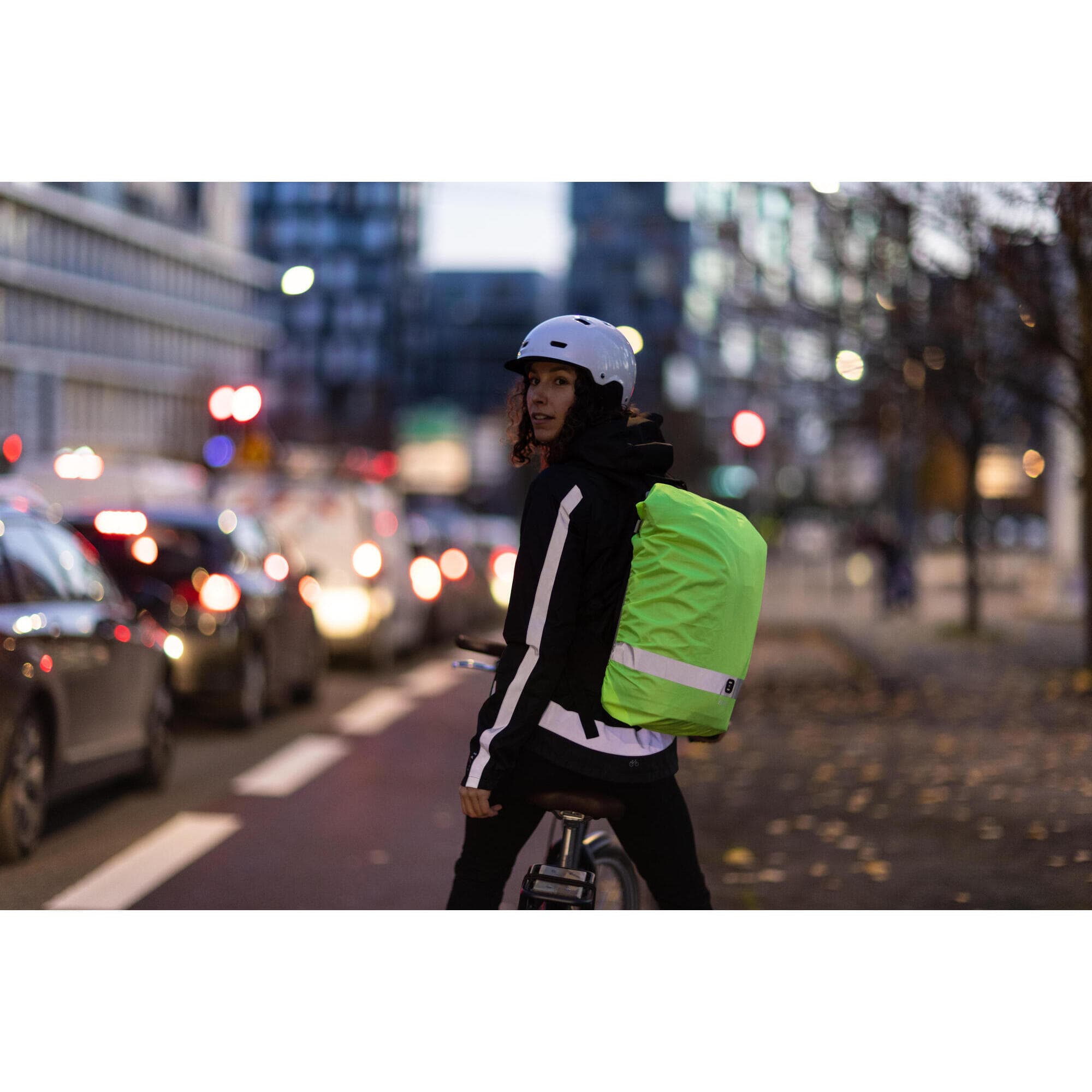 کاور باران کوله پشتی بیت وین – دکتلون Btwin Bag Cover – Waterproof – Neon Yellow – 15/35L — تصویر ۲