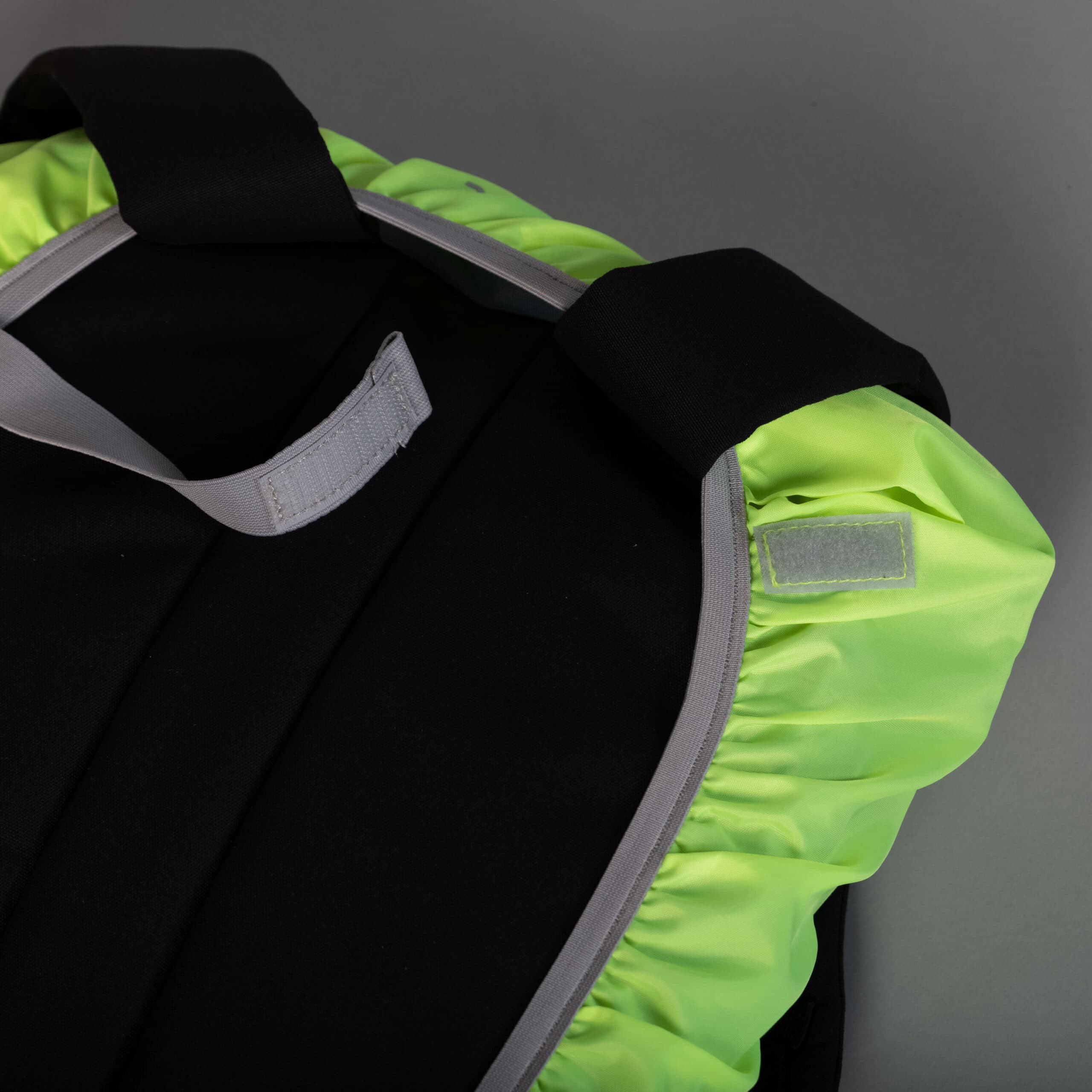 کاور باران کوله پشتی بیت وین – دکتلون Btwin Bag Cover – Waterproof – Neon Yellow – 15/35L — تصویر ۸