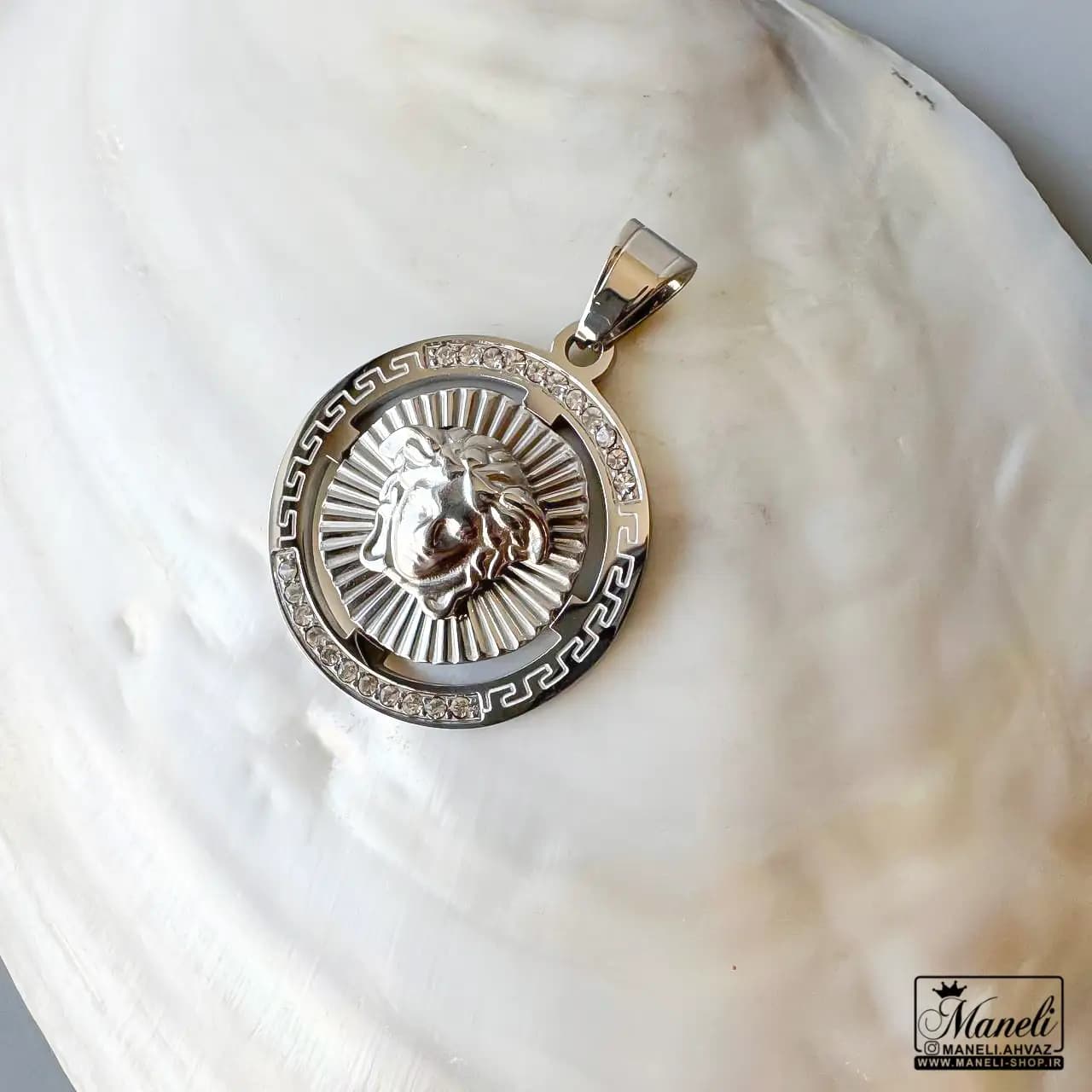 پلاک ورساچه نقره ای – لوگوی برجسته Versace چشم نواز و زیبا 14040103 — تصویر ۳