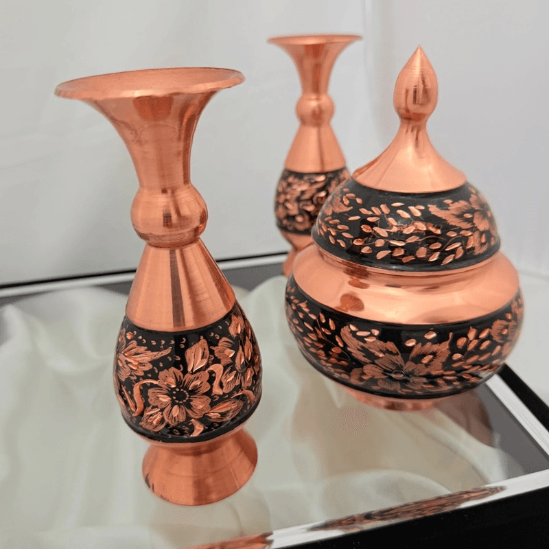 قندان مسی الماس تراش به همراه دوعدد گلدان ۱۶ — تصویر ۵