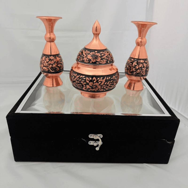 قندان مسی الماس تراش به همراه دوعدد گلدان ۱۶ — تصویر ۲