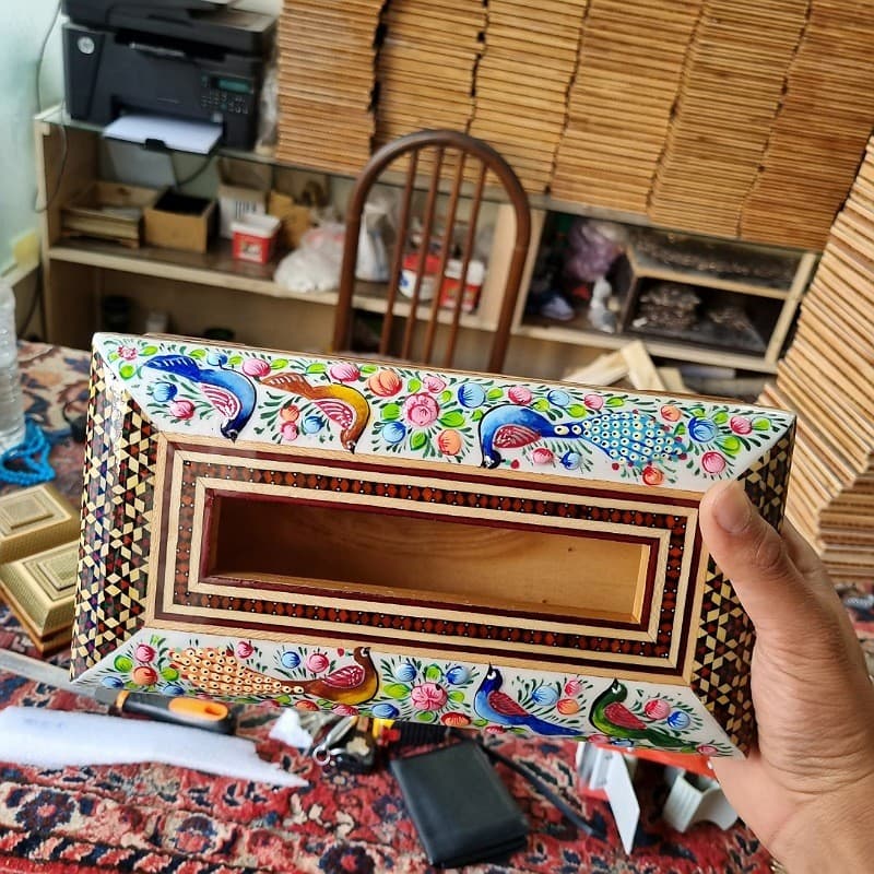ست جعبه دستمال کاغذی و سطل خاتم کاری مدل گل و مرغ چوبی — تصویر ۳