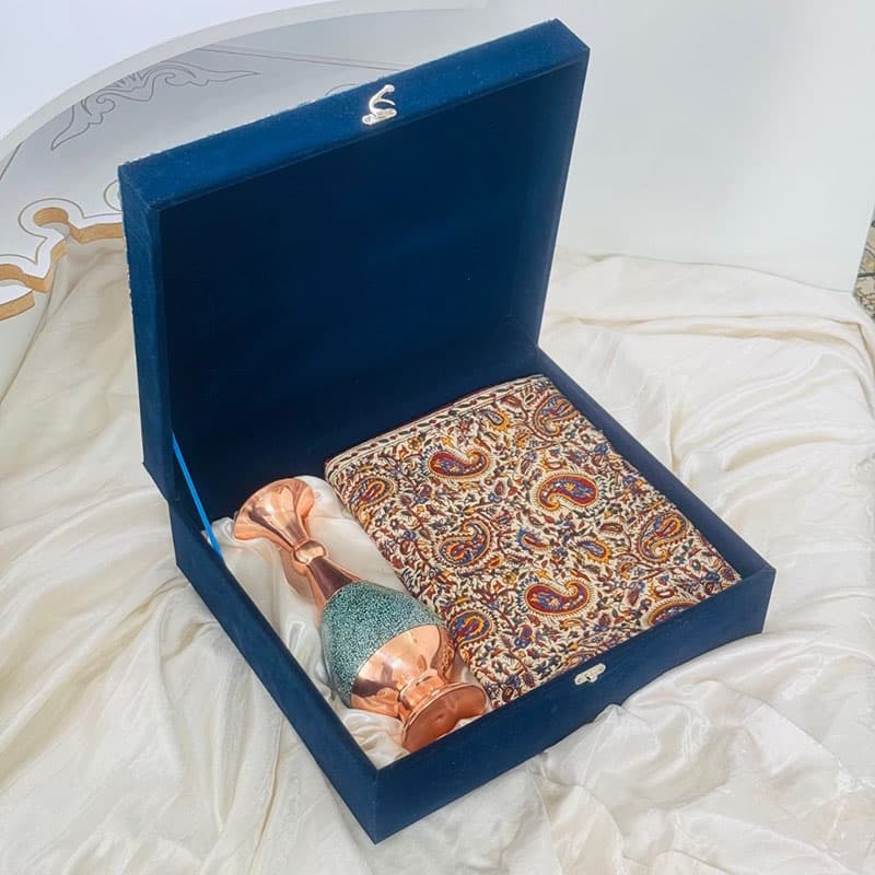 ست هدیه اداری گلدان مس و فیروزه 25 سانتی و رومیزی قلمکاری — تصویر ۳