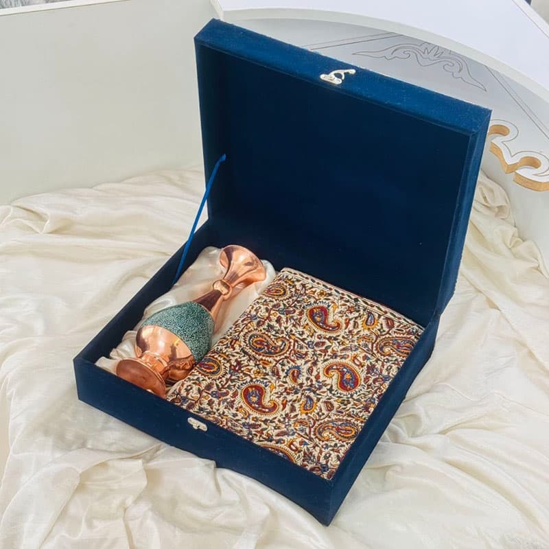 ست هدیه اداری گلدان مس و فیروزه 25 سانتی و رومیزی قلمکاری — تصویر ۵