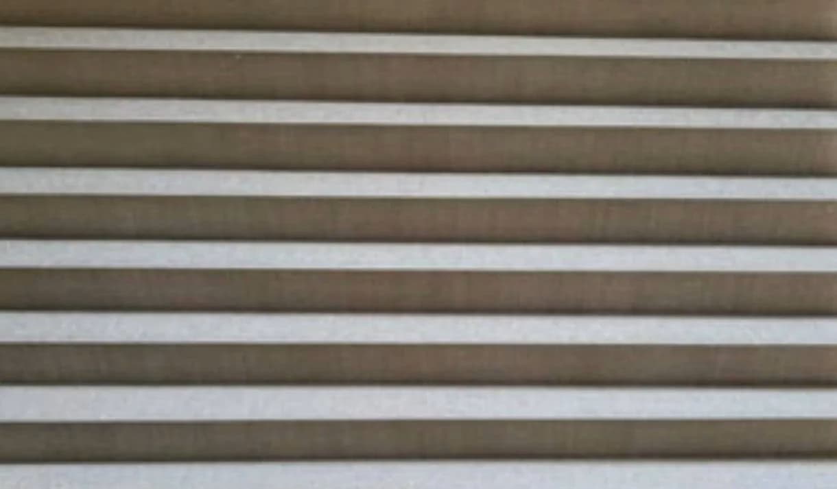 پرده پلیسه دستی قهوه ای پشت پنجره مدرن — تصویر ۲