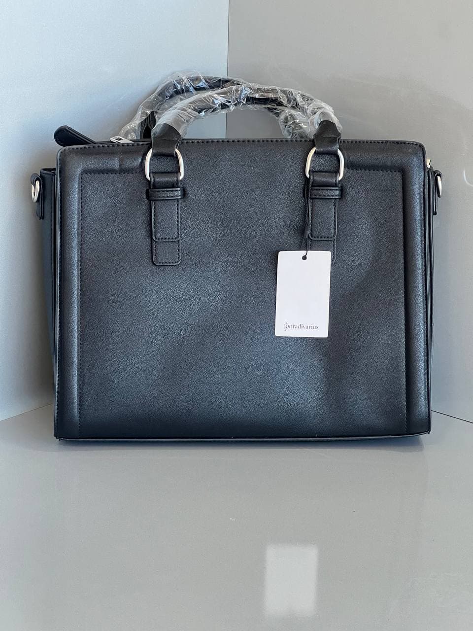 کیف دستی و دوشی مشکی از برند Stradivarius — تصویر ۲