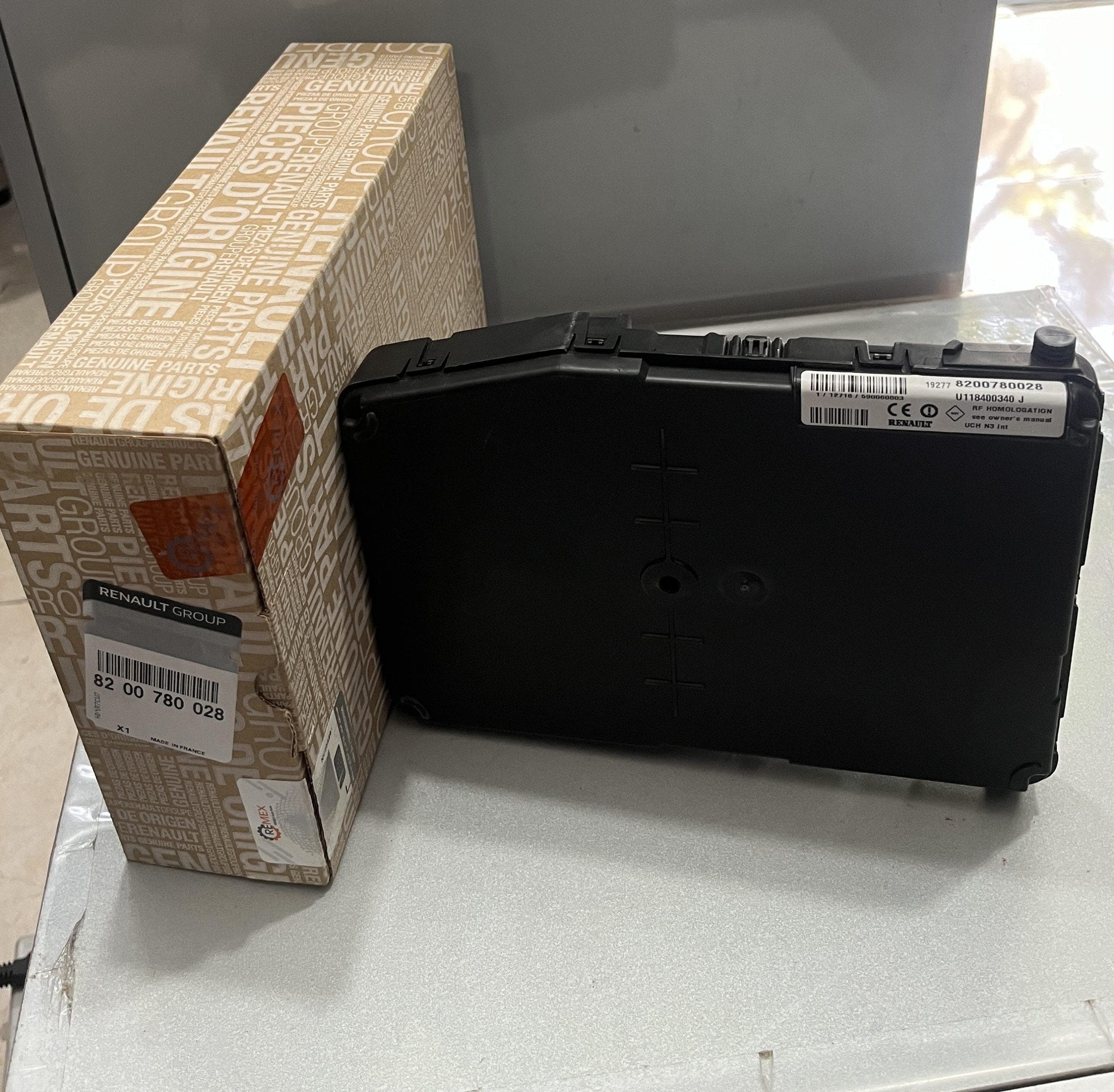 کنترل یونیت مرکزی داخل اتاق مگان ( RENAULT UCH) شماره فنی 8200780028 — تصویر ۲