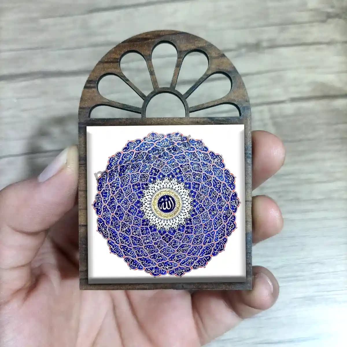 تندیس کاشی پنجره ای اسماء الحسنی مدل 2A 18 — تصویر ۲