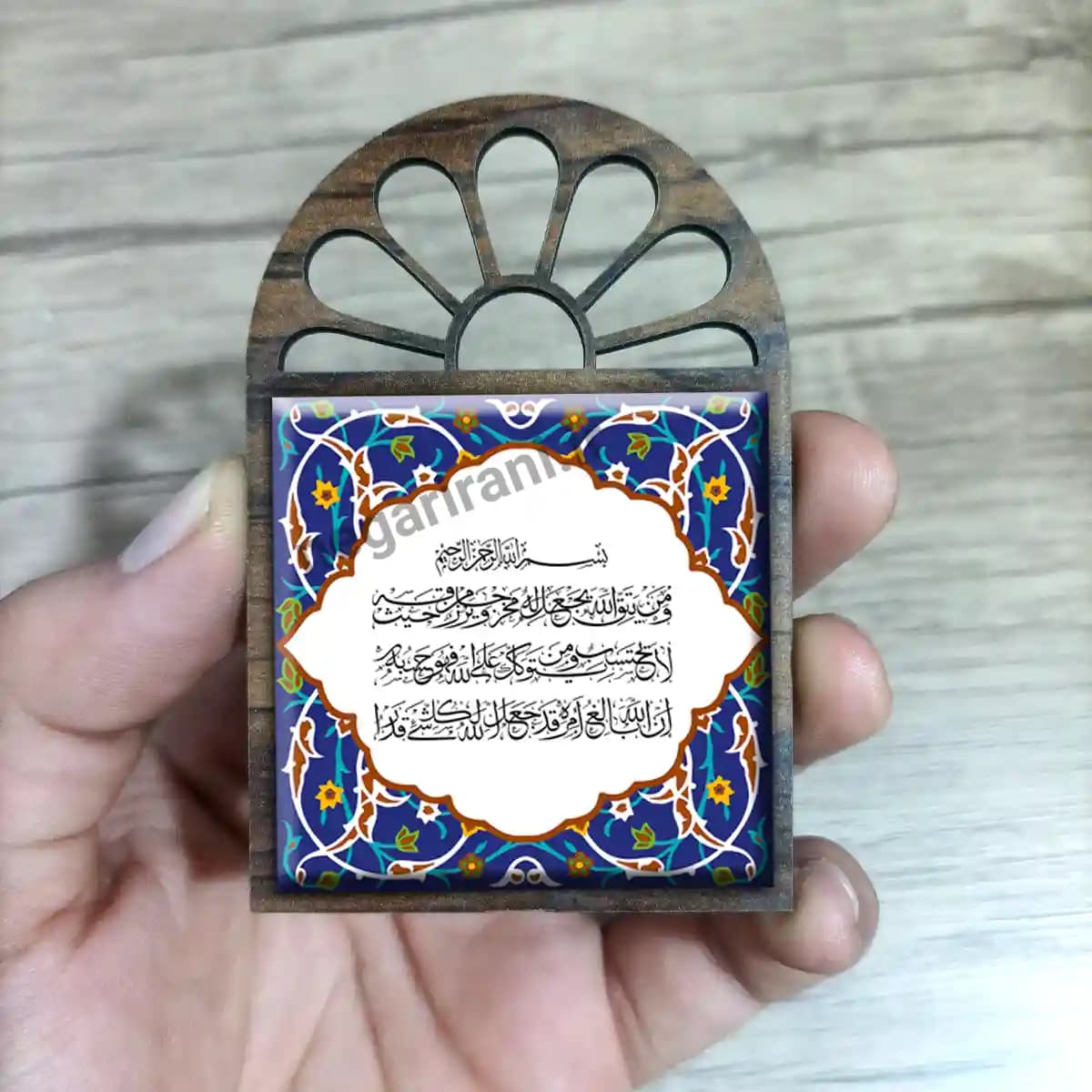 تندیس کاشی پنجره ای و من یتق الله مدل 2A 17 — تصویر ۲