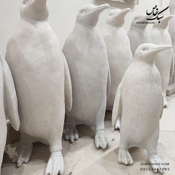 مجسمه پنگوئن های کنار سالنی — تصویر ۲