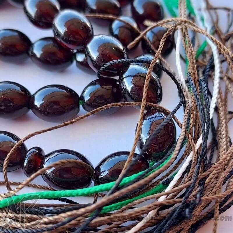 تسبیح سندلوس اصل معطر 47 دانه تراش بیضی جلا خورده کد 770 — تصویر ۳