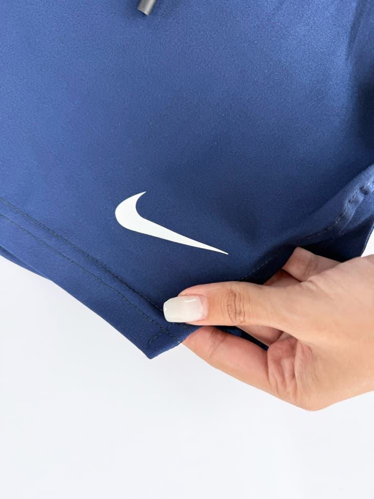 شورتک ورزشی زنانه سرمه ای چاک دار نایکی Nike — تصویر ۳
