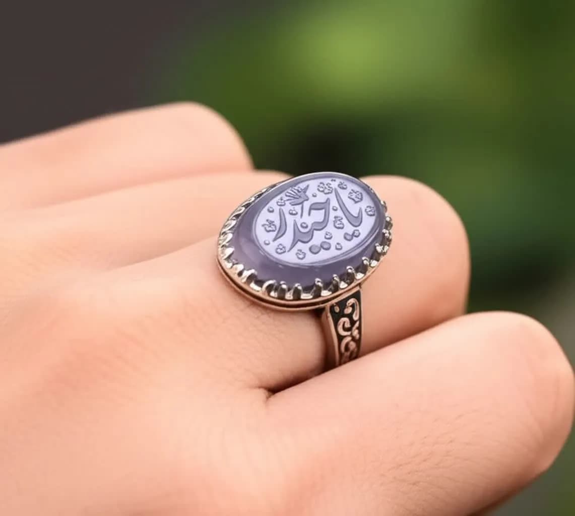انگشتر نقره باسنگ عقیق سوسنی حکاکی یاحیدر و یافاطمه کد ۱۶۰۹ — تصویر ۲