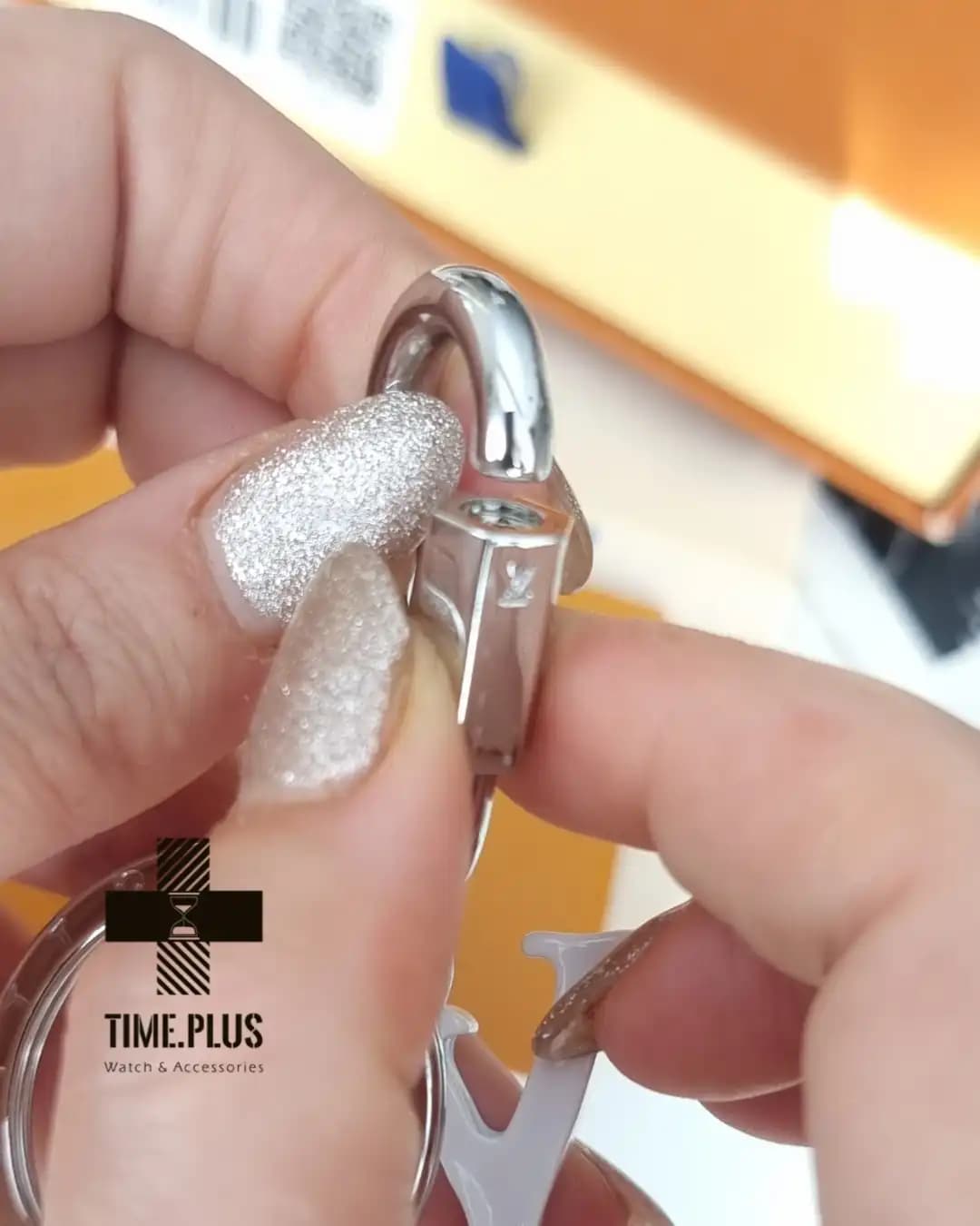 آویز کیف (چارم بگ) لویی ویتون LV White مستر کپی — تصویر ۴